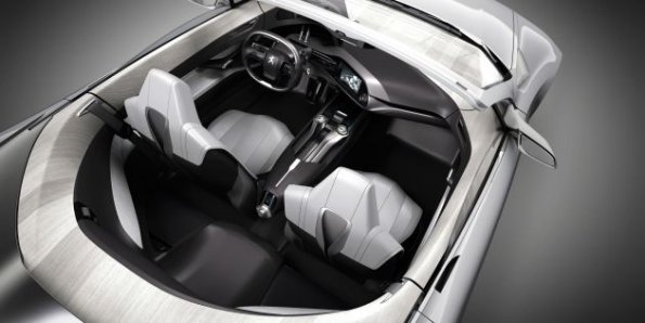 Ein Blick in das Peugeot SR1 Concept Car: Neben der vorderen Sitzreihe soll auf einem dritten Platz hinten noch ein weiterer Mitfahrer Raum finden.