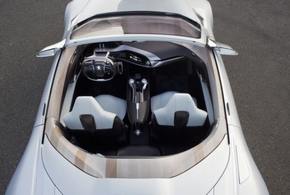 Ein Blick in das Peugeot SR1 Concept Car bei geöffnetem Verdeck