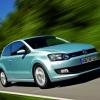 Eine Fahraufnahme des VW Polo Bluemotion 09 zeigt die Front- / Seitenansicht