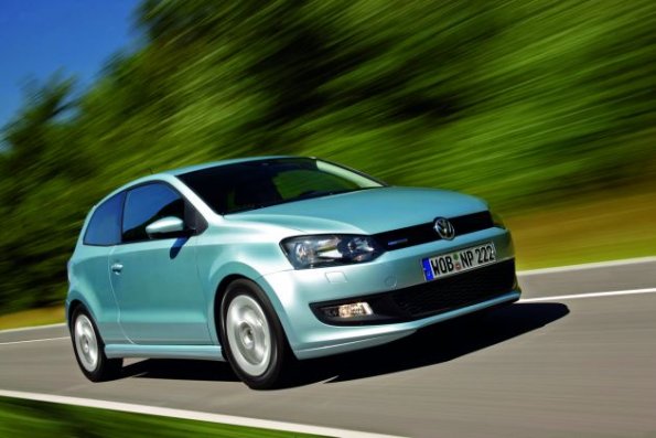 Eine Fahraufnahme des VW Polo Bluemotion 09 zeigt die Front- / Seitenansicht