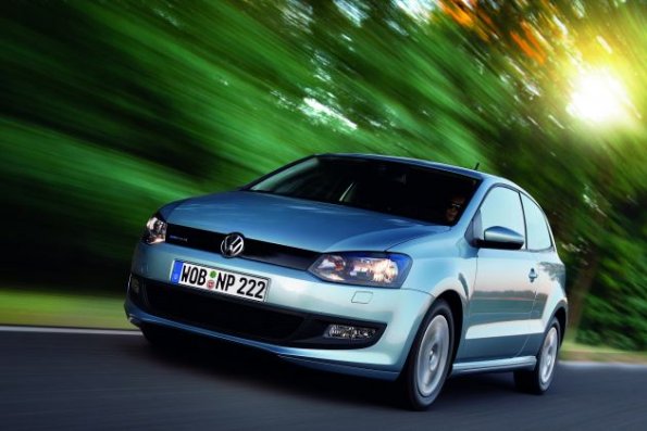 Die VW Polo Bluemotion 09 in einer Fahraufnahme