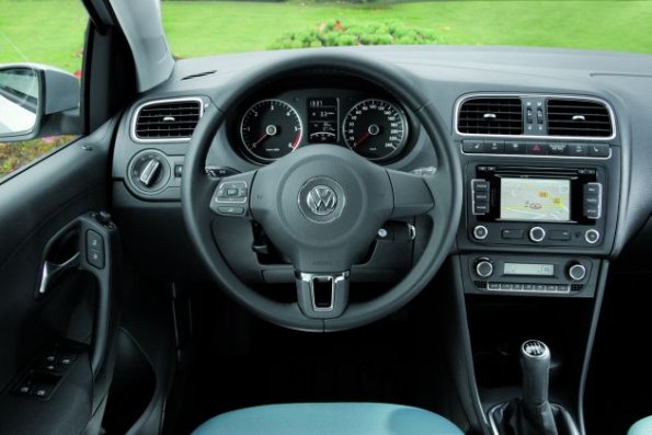 Der Arbeitsplatz des Fahrers im VW Polo Bluemotion 09