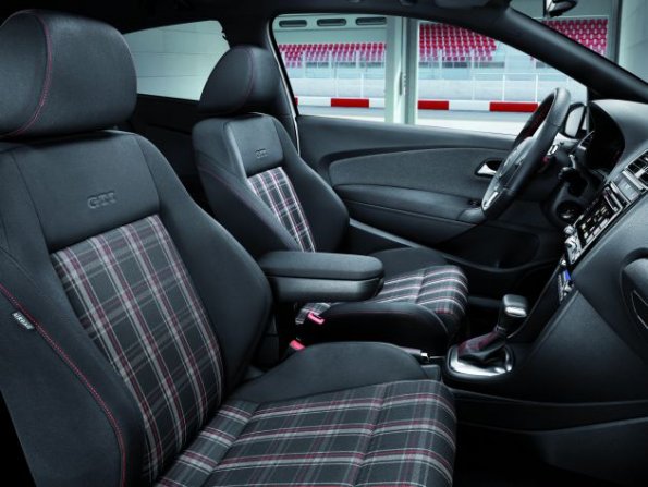 Die vordere Sitzreihe im Volkswagen Polo GTI 2010