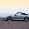 <p>Der Porsche 911 Cabrio im Profil mit geschlossenem Verdeck</p>