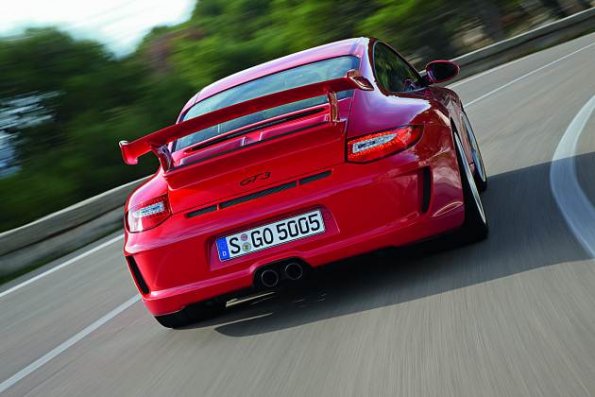 Heckansicht mit dem markanten Flügel am Porsche 911 GT 3