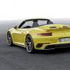 Der Porsche 911 Turbo S Cabriolet aus der Verfolgerperspektive 