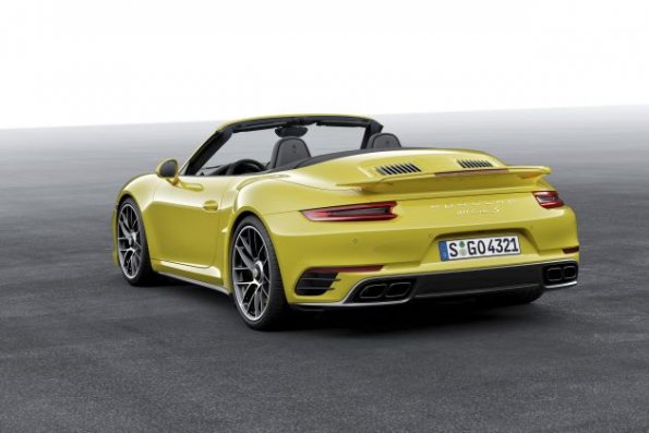 Der Porsche 911 Turbo S Cabriolet aus der Verfolgerperspektive 