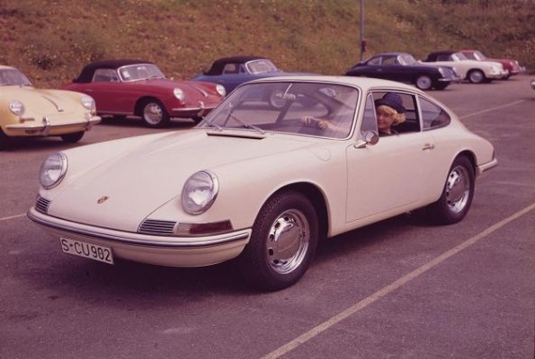 911 2.0 Coupé Motor: 6-Zylinder-Boxermotor, luftgekühlt Hubraum: 1991 cm³ Leistung: 96 kW (130 PS) bei 6100 U/min Höchstgeschwindigkeit: 210 km/h