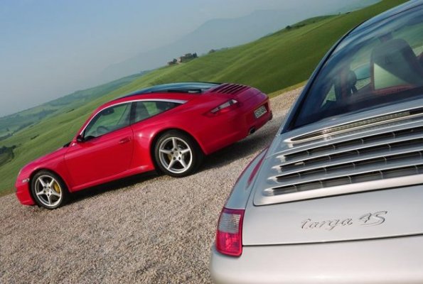 Seitenansicht des Porsche 911 Targa 4 (rot) und Heckansicht des Porsche Targa 4s mit Label. 