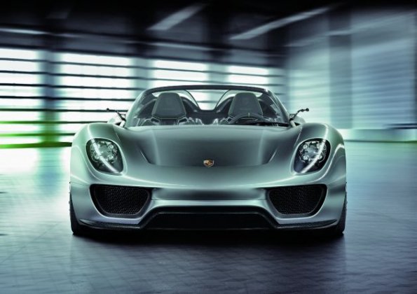 Frontansicht des Porsche 918 Spyder, einem Plug-in-Hybrid-Supersportwagen