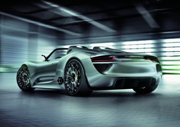 Heck- und Seitenperspektive des Porsche 918 Spyder