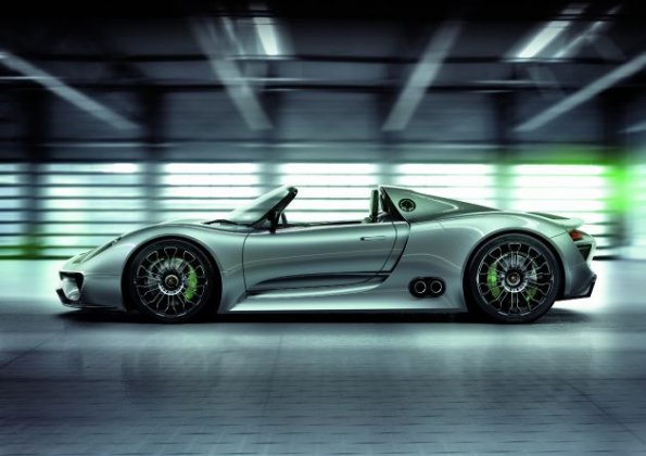 Der Supersportwagen Porsche 918 Spyder im Profil