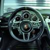 Der Arbeitsplatz des Fahrers im Porsche 918 Spyder: Je nach Modus ver&auml;ndert sich die farbliche Gestaltung des Cockpits.