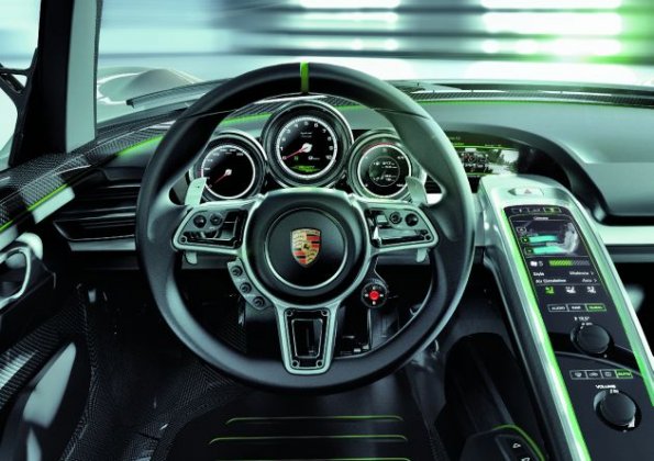 Der Arbeitsplatz des Fahrers im Porsche 918 Spyder: Je nach Modus verändert sich die farbliche Gestaltung des Cockpits.