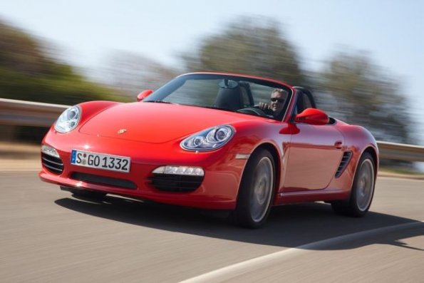 Die Frontansicht des Porsche Boxster S in voller Fahrt.