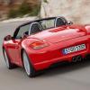 Der Porsche Boxster S in Fahrt: Die Heckansicht. 