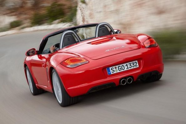 Der Porsche Boxster S in Fahrt: Die Heckansicht. 