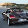 Die Heckansicht des Porsche Boxster Cayman in einer Fahraufnahme <br />