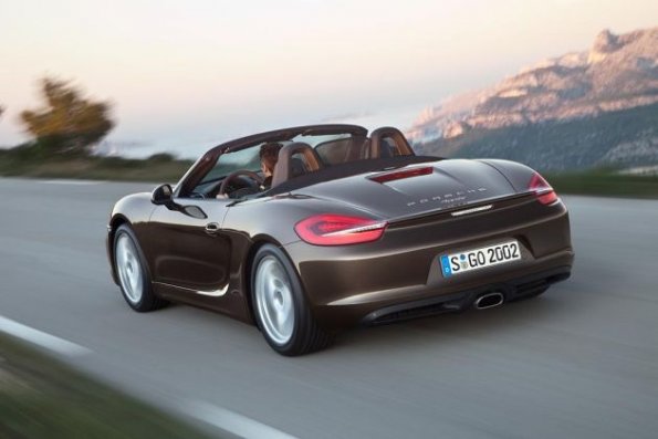 Die Heckpartie des Porsche Boxster Cayman mit geöffnetem Verdeck 