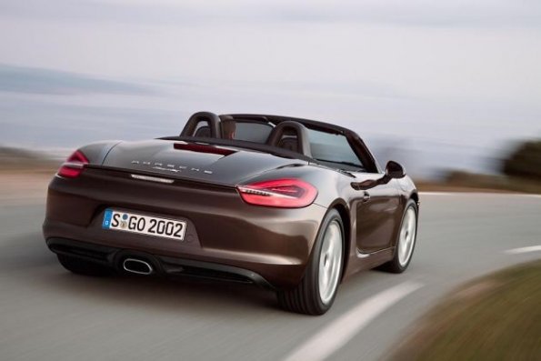 Der Porsche Boxster Cayman in der Heckansicht mit geöffnetem Verdeck 