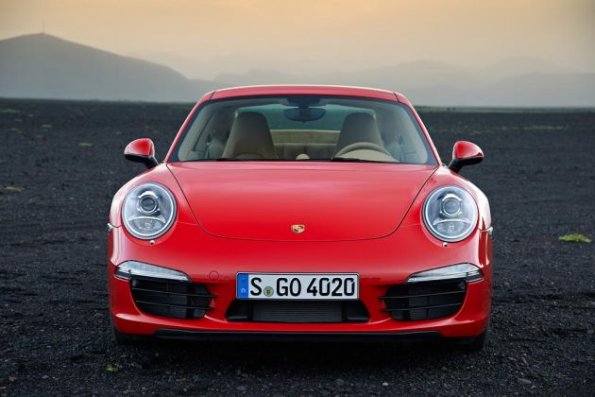 Die Fahrzeugfront des Porsche Carrera Coupé