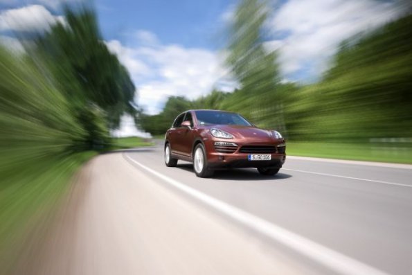 Fahraufnahme mit der Frontansicht des Porsche Cayenne