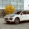 <p>Front- und Seitenansicht des Porsche Cayenne S Hybrid</p>