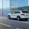 <p>Heck- und Seitenansicht des Porsche Cayenne S Hybrid</p>