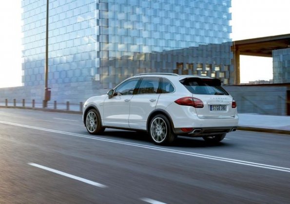 Heck- und Seitenansicht des Porsche Cayenne S Hybrid