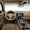 <p>Der Arbeitsplatz des Fahrers im Porsche Cayenne S Hybrid</p>