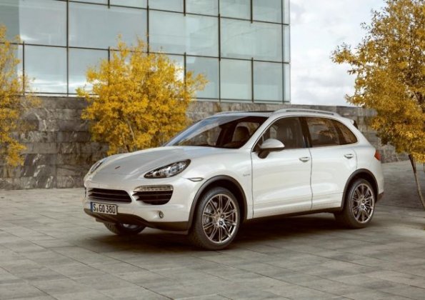 Front- und Seitenansicht des Porsche Cayenne S Hybrid