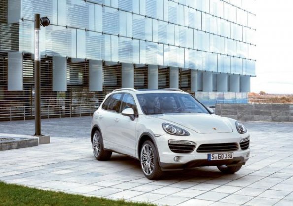 Die Frontpartie des Porsche Cayenne S Hybrid in einer Außenaufnahme