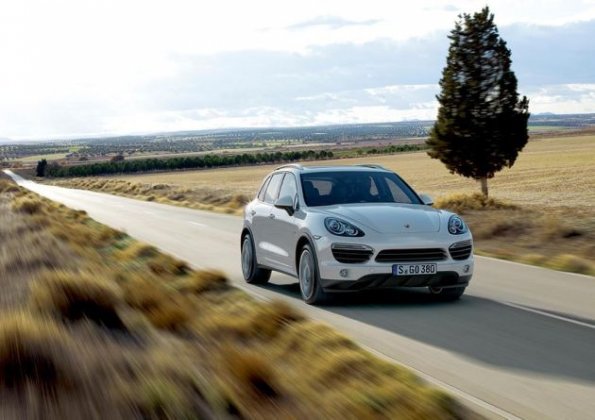 Der Porsche Cayenne S Hybrid unterwegs