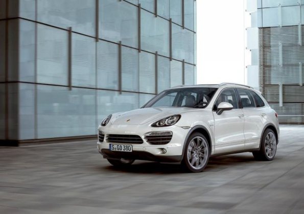 Front- und Seitenansicht des Porsche Cayenne S Hybrid