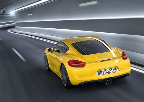 Die Heckpartie des Porsche Cayman S in einer Fahraufnahme 