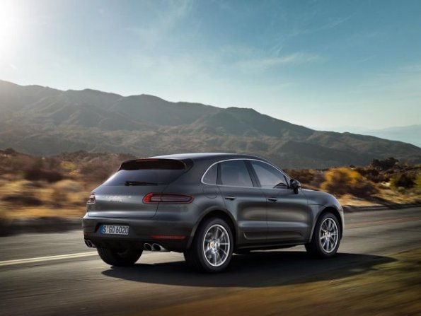 Die Heck- und Seitenansicht des Porsche Macan S Diesel