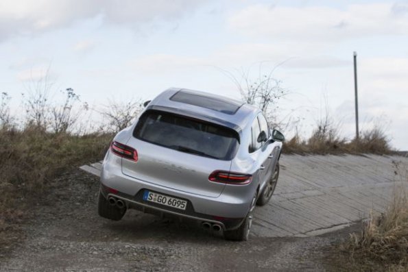 Die Heckpartie des Porsche Macan S Diesel  im Gelände