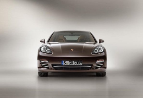 Die Frontansicht des Porsche Panamera Platinum Edition