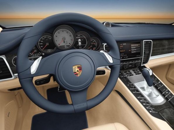 Der Arbeitsplatz des Fahrers im Porsche Panamera