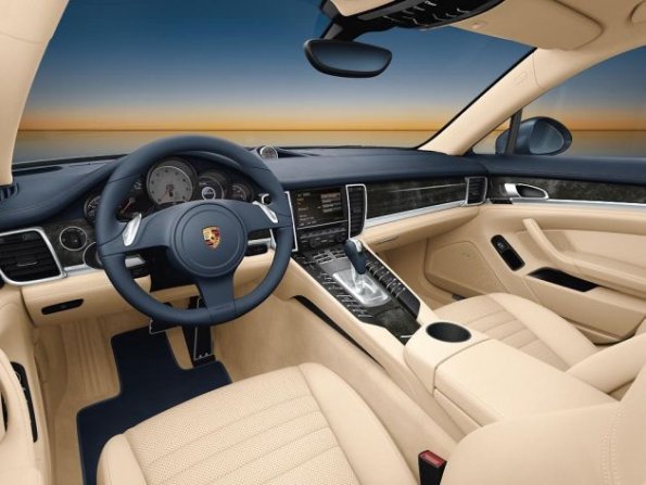 Erste Sitzreihe und Armaturentafel im Porsche Panamera