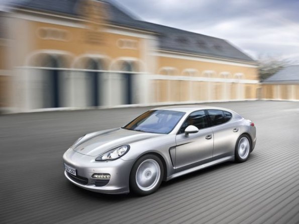 Front- und Seitenpartie des Porsche Panamera