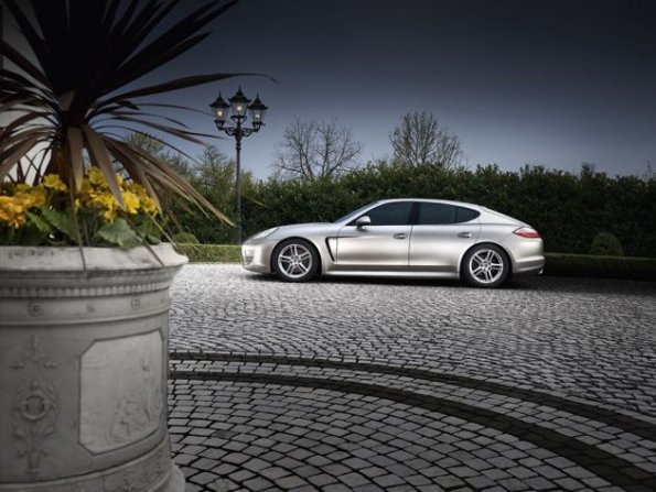 Der Porsche Panamera in der Seitenansicht