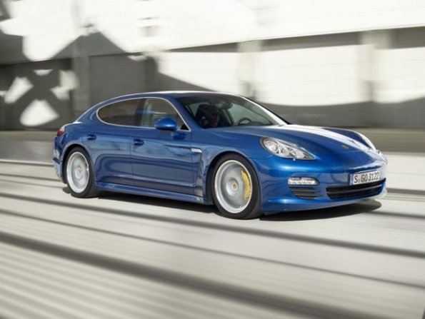 Die Seitenpartie des Porsche Panamera S Hybrid