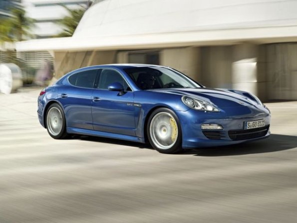 Front- und Seitenansicht des Porsche Panamera S Hybrid