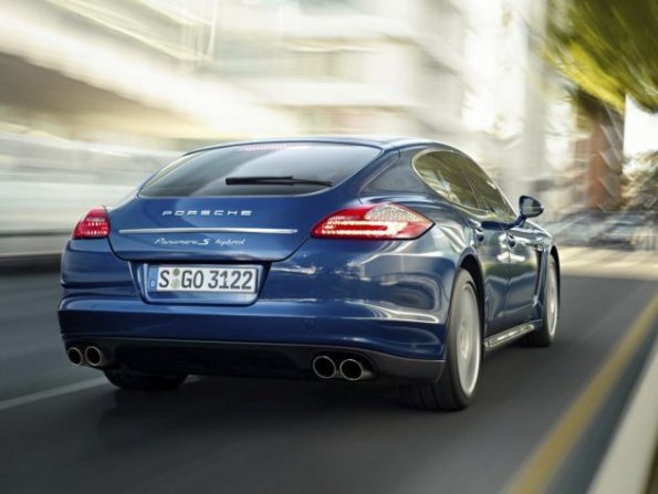 Das Fahrzeugheck des Porsche Panamera S Hybrid