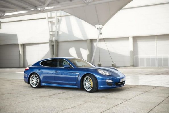 Front- und Seitenansicht des Porsche Panamera S Hybrid