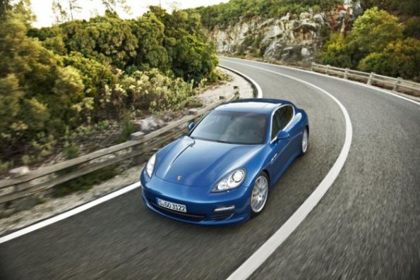 Die Frontansicht des Porsche Panamera S Hybrid