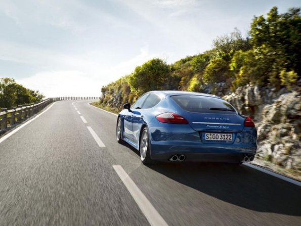 Die Fahraufnahme zeigt das Fahrzeugheck des Porsche Panamera S Hybrid