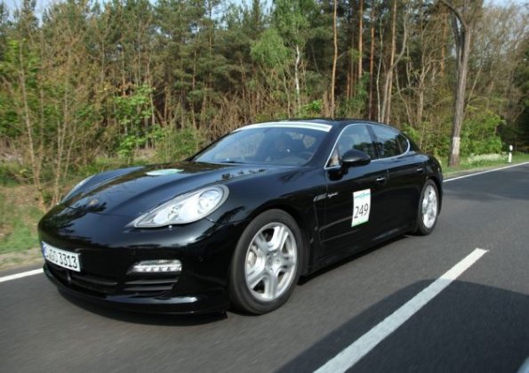 Front- und Seitenansicht des Porsche Panamera S Hybrid