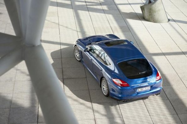 Der Porsche Panamera S Hybrid aus der Vogelperspektive